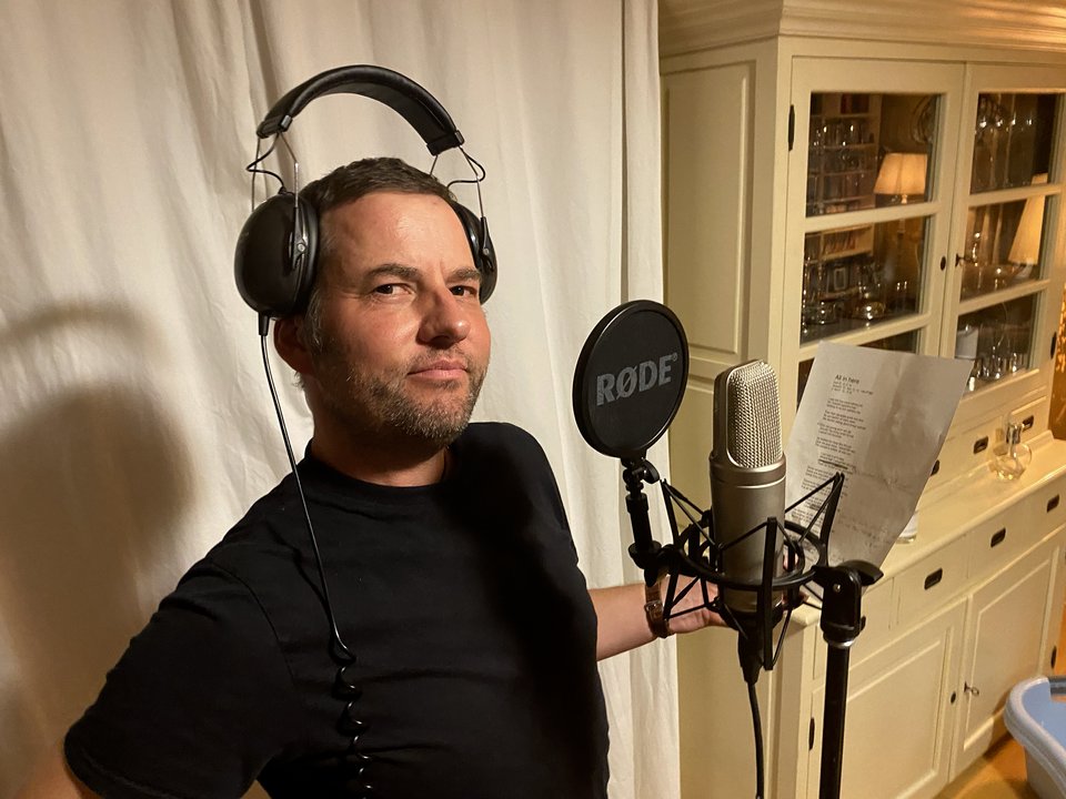 Aufnahme mit Kopfhörern und Mikrofon im Studio